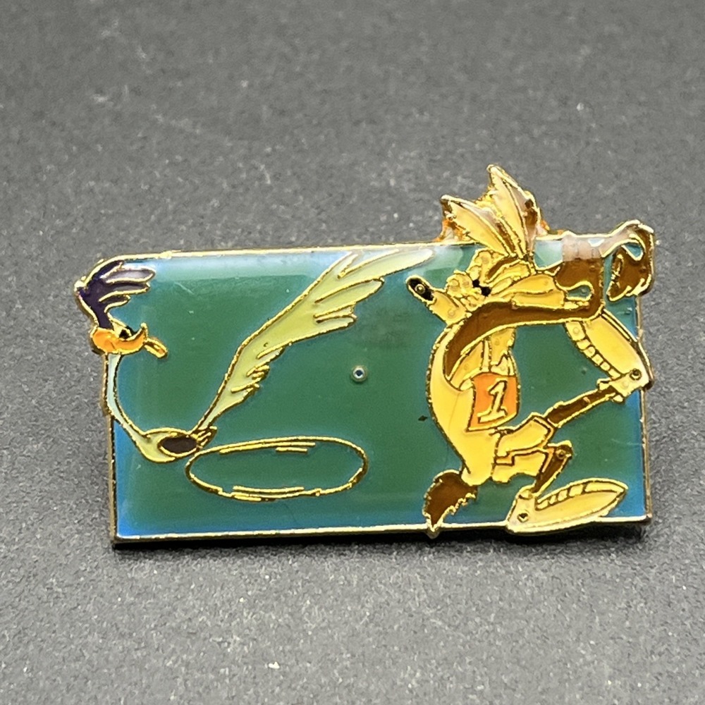 1980 Warner‎ Bros Looney Tunes Wile E Coyote Chasing Road Runner Lapel Hat Pin